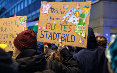 Recht gaben dem Kanzler deutlich mehr Ältere als Jüngere. - Foto: Alex Talash/dpa
