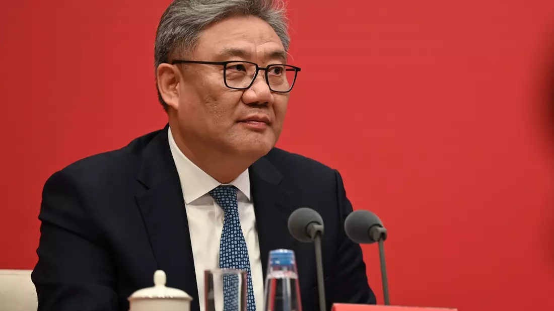 Chinas Handelsminister Wang berief sich auch auf Aussagen Staatschef Xi Jinping.  - Bild: Johannes Neudecker/dpa