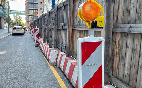 Leitbaken an einem Baustellenzaun (Archiv) - Foto: über dts Nachrichtenagentur