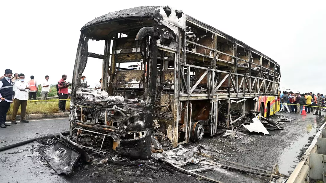 Die verkohlten Überreste des Passagierbusses liegen auf einer Landstraße im Dorf Chinnatekuru. - Bild: -/AP/dpa