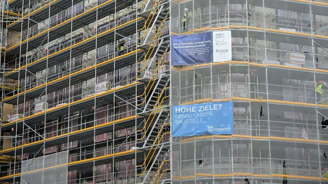 Der Hochbau hat sich im August erholt. Die Unternehmen sammelten mehr Aufträge ein.  - Bild: Malin Wunderlich/dpa