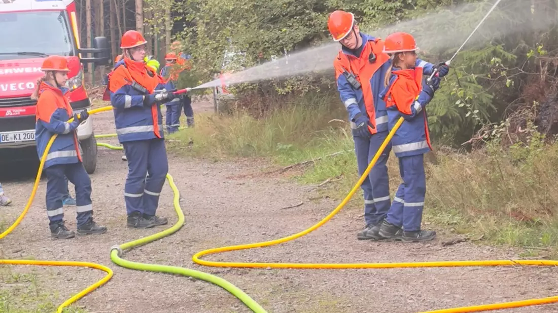 FW-OE: Abschlussübung der Jugendfeuerwehren der Gemeinde Kirchhundem - Bild: presseportal.de