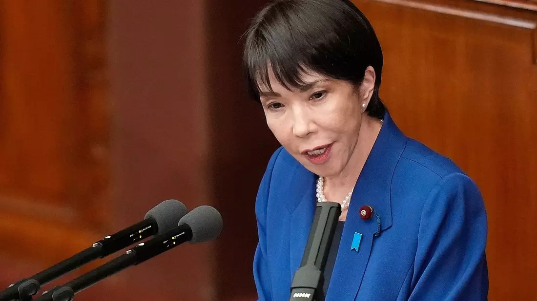 Japans erste Regierungschefin Takaichi hebt den Verteidigungsetat schneller an als bislang geplant.  - Bild: Eugene Hoshiko/AP/dpa