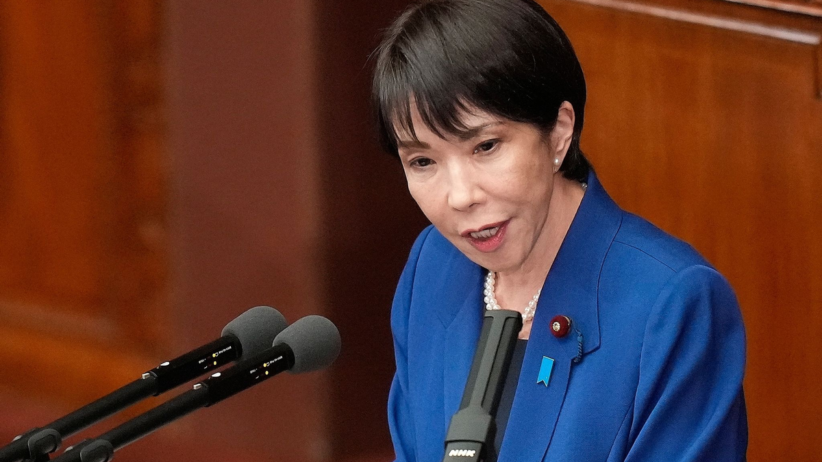 Japans erste Regierungschefin Takaichi hebt den Verteidigungsetat schneller an als bislang geplant.  - Foto: Eugene Hoshiko/AP/dpa