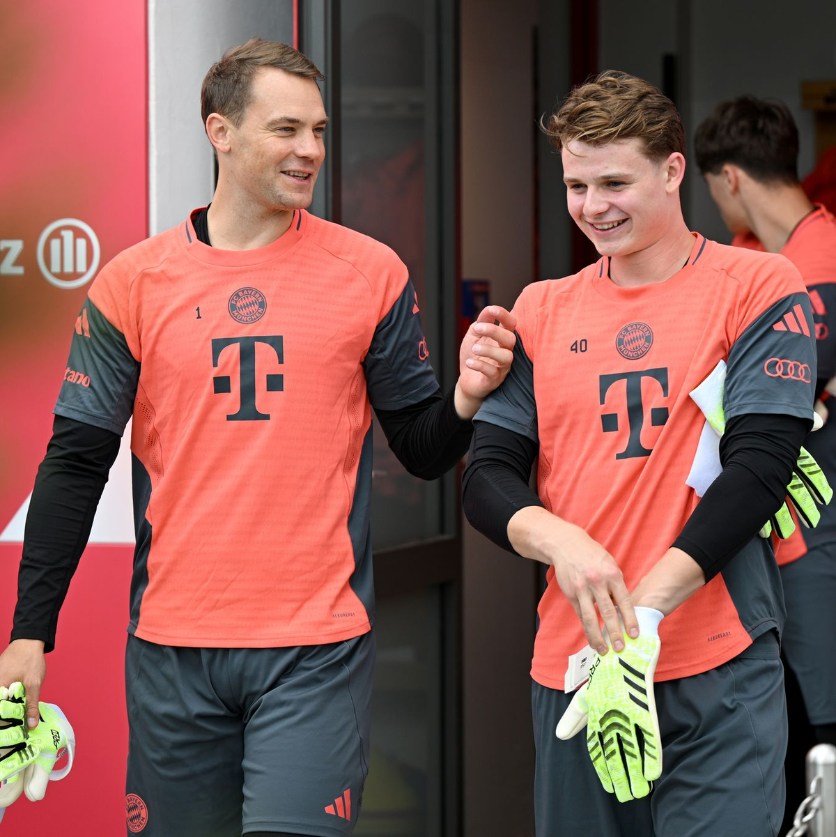 Torwartwechsel bei Bayern: Jonas Urbig (r) ersetzt in Gladbach Manuel Neuer (l) im Tor.  - Foto: Harry Langer/dpa