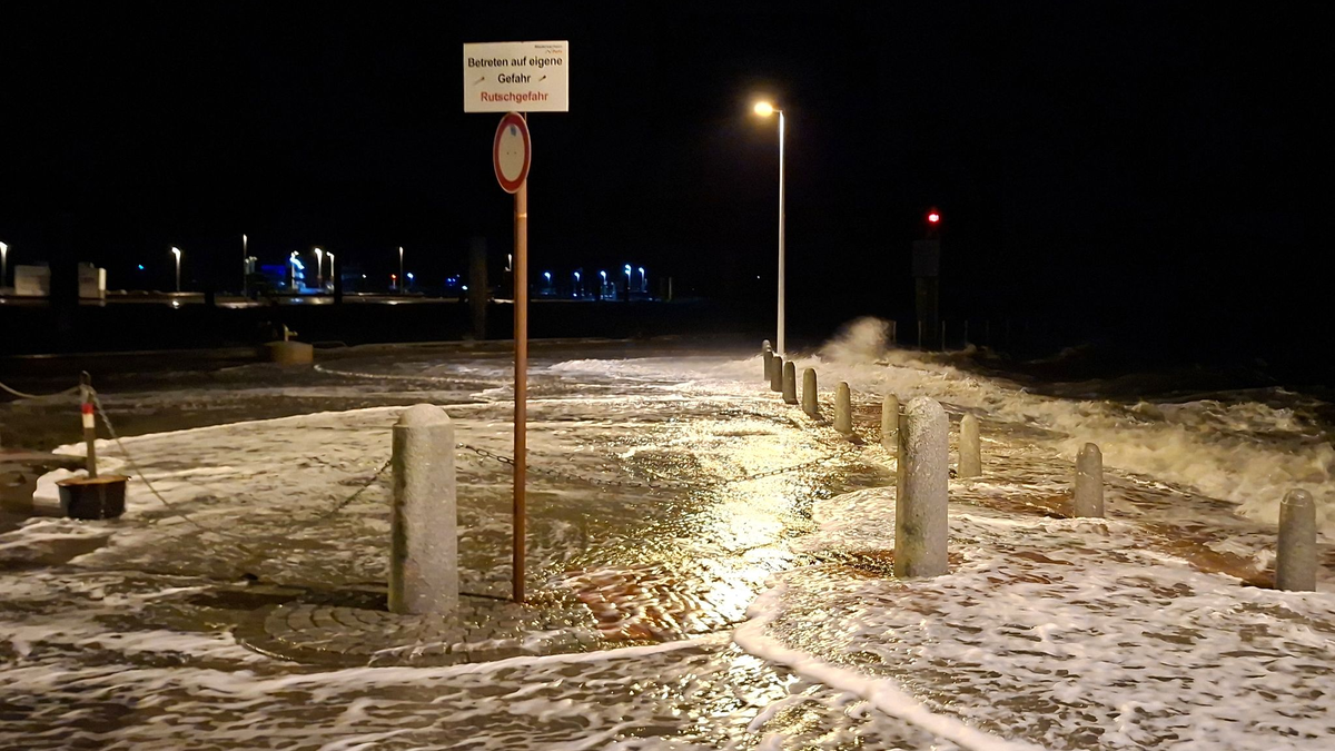 Wellen überspülten die Uferpromenade in Wilhelmshaven.  - Foto: Kai Moorschlatt/dpa