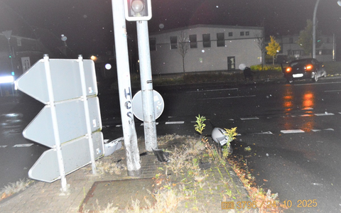 POL-NI: Endstation Ampelmast - Foto: presseportal.de