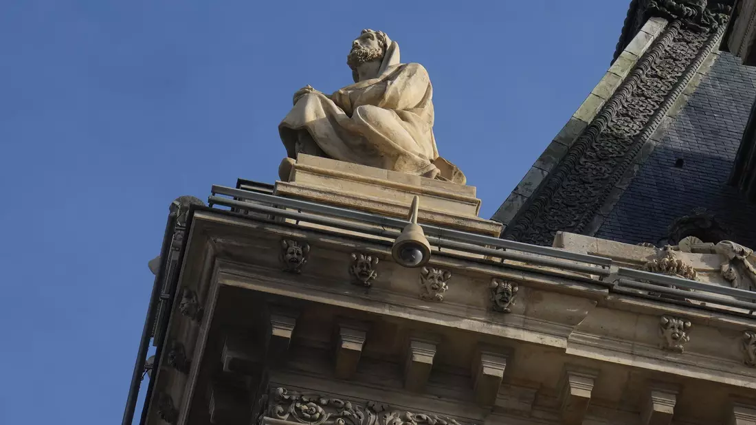 Die Polizei hofft die Louvre-Einbrecher dank zahlreicher Spuren zu fassen (Archivbild). - Bild: Thibault Camus/AP/dpa