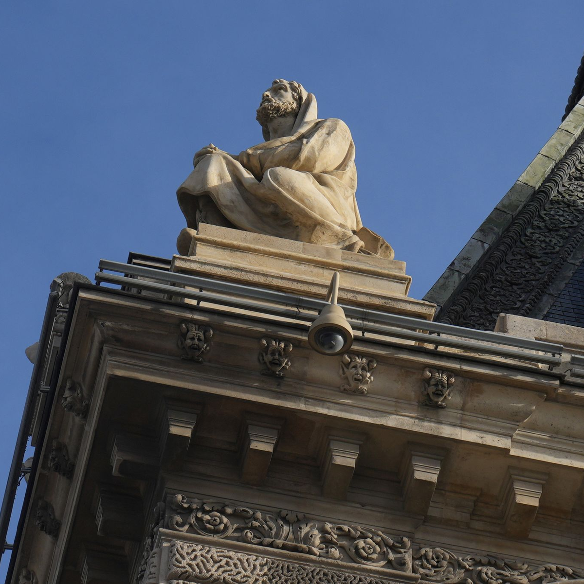 Die Polizei hofft die Louvre-Einbrecher dank zahlreicher Spuren zu fassen (Archivbild). - Foto: Thibault Camus/AP/dpa