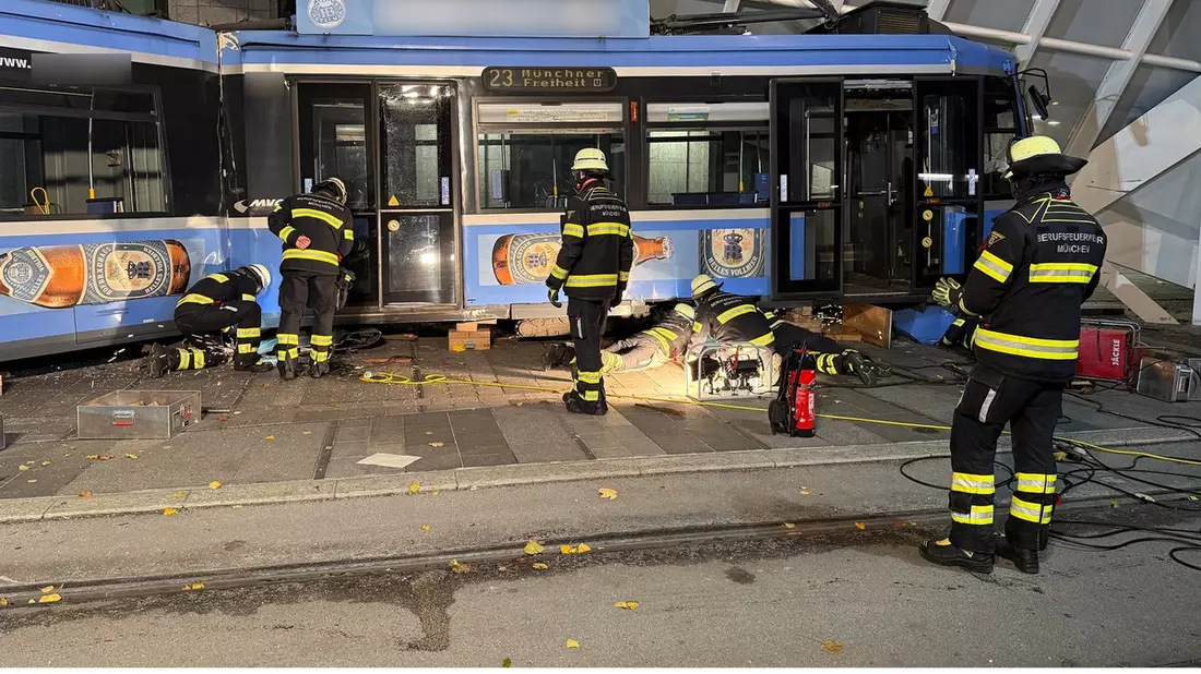 FW-M: Straßenbahn entgleist in Haltestelle (Schwabing) - Bild: presseportal.de