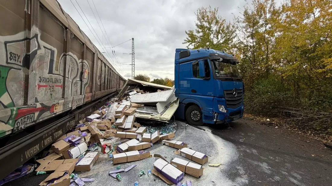 POL-GÖ: (359/2025) Zusammenstoß zwischen Sattelzug und Güterzug am Bahnübergang in Hedemünden - zwei Personen leicht verletzt - Bild: presseportal.de