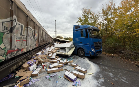 POL-GÖ: (359/2025) Zusammenstoß zwischen Sattelzug und Güterzug am Bahnübergang in Hedemünden - zwei Personen leicht verletzt - Foto: presseportal.de