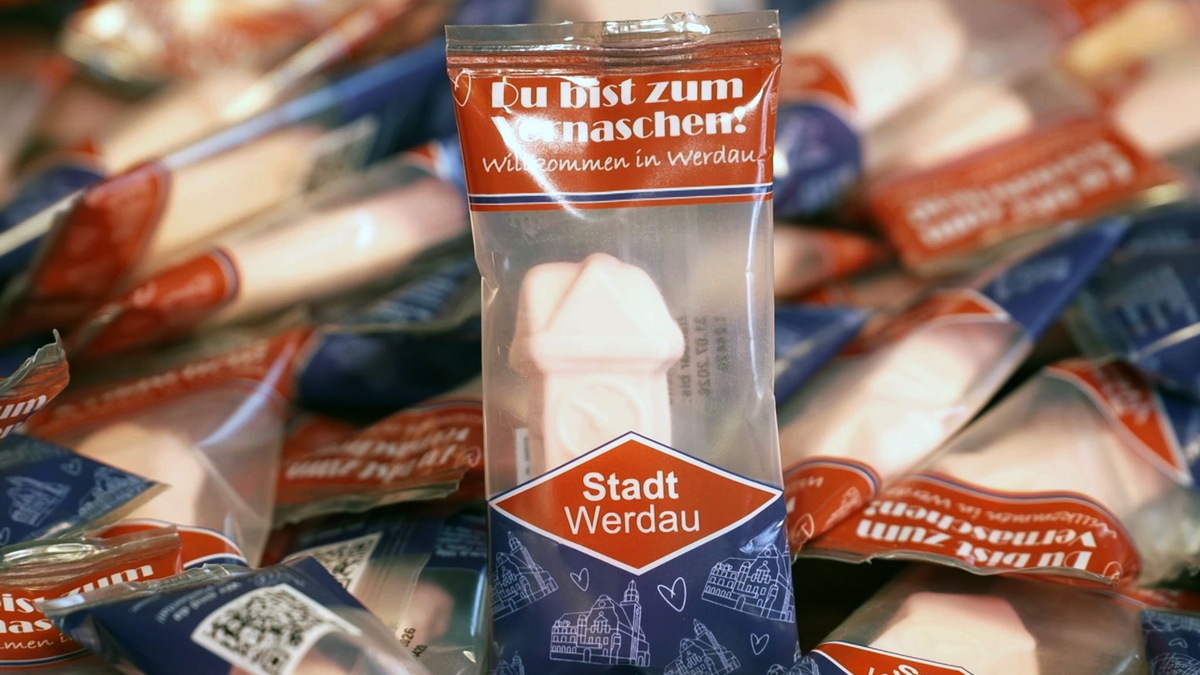 Die historische Annoncenuhr ist eine Sehenswürdigkeit der Stadt Werdau. Als Schaumzucker-Nachbildung sorgt sie weit über die Stadtgrenzen hinaus für Belustigung. - Foto: Mike Müller/dpa