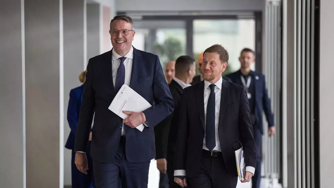 Schweitzer (links) und Kretschmer demonstrierten in vielen Punkten Einigkeit trotz Parteigrenzen.  - Bild: Hannes P. Albert/dpa