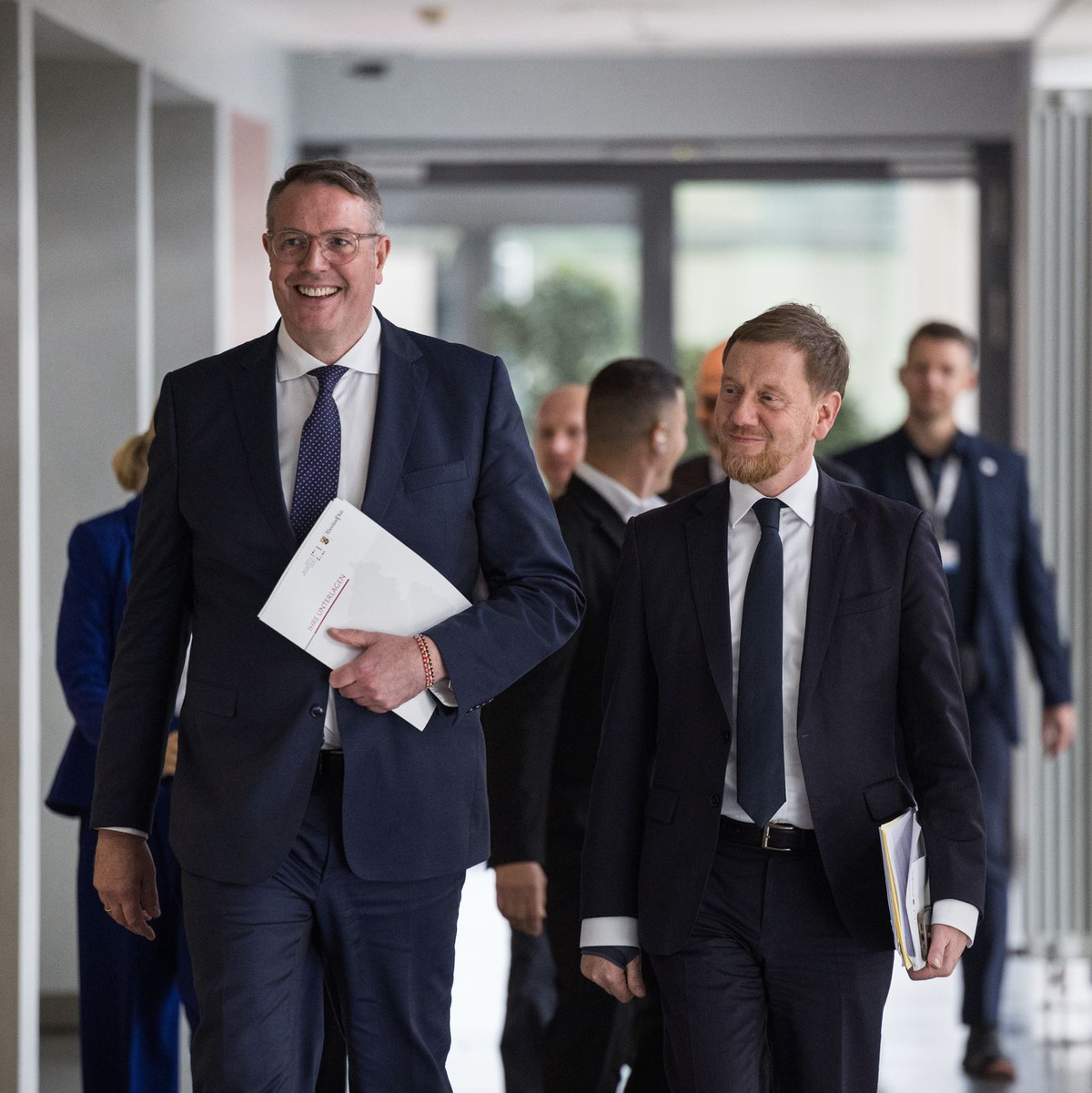 Schweitzer (links) und Kretschmer demonstrierten in vielen Punkten Einigkeit trotz Parteigrenzen.  - Foto: Hannes P. Albert/dpa