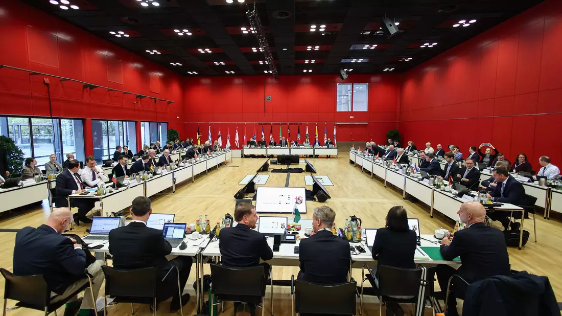 14 Länderchefs diskutierten zwei Tage lang in der Mainzer Rheingoldhalle. Nicht mit dabei waren die Ministerpräsidentinnen des Saarlandes und von Mecklenburg-Vorpommern, Anke Rehlinger und Manuela Schwesig (beide SPD).  - Bild: Hannes P. Albert/dpa