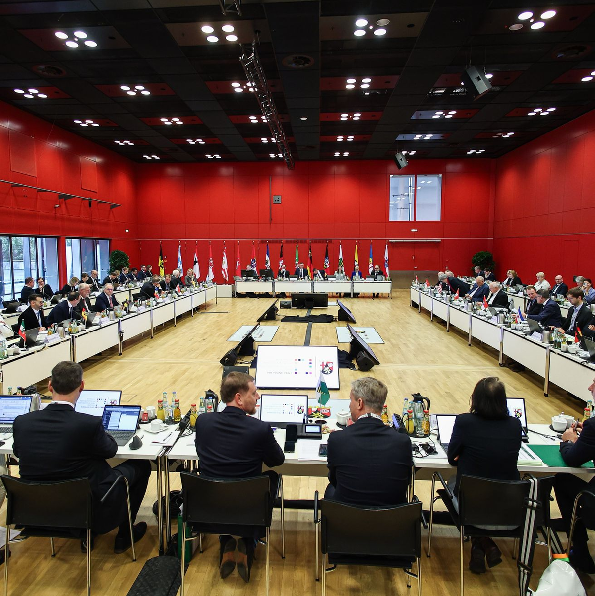 14 Länderchefs diskutierten zwei Tage lang in der Mainzer Rheingoldhalle. Nicht mit dabei waren die Ministerpräsidentinnen des Saarlandes und von Mecklenburg-Vorpommern, Anke Rehlinger und Manuela Schwesig (beide SPD).  - Foto: Hannes P. Albert/dpa