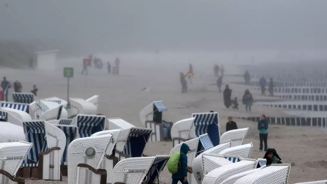 Einen Strandurlaub stellen sich Spanier entschieden anders vor. (Archivbild) - Bild: Bernd Wüstneck/dpa