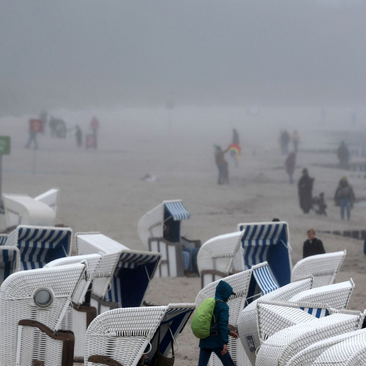 Einen Strandurlaub stellen sich Spanier entschieden anders vor. (Archivbild) - Foto: Bernd Wüstneck/dpa