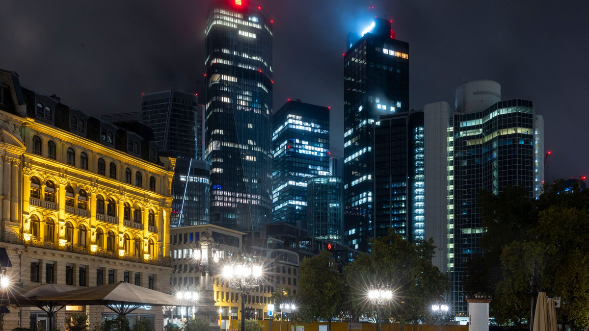 Städte, die nie schlafen: Gerade in Metropolen wie Frankfurt ist es kaum je wirklich dunkel.  - Foto: Helmut Fricke/dpa
