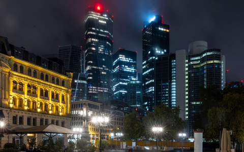 Städte, die nie schlafen: Gerade in Metropolen wie Frankfurt ist es kaum je wirklich dunkel.  - Foto: Helmut Fricke/dpa