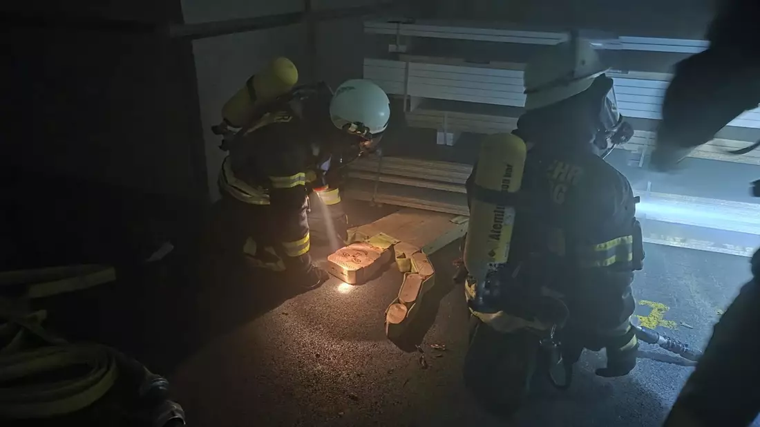 FW-AR: Löschzug Bruchhausen/Niedereimer trainiert Ernstfall mit Betriebsfeuerwehr - Bild: presseportal.de
