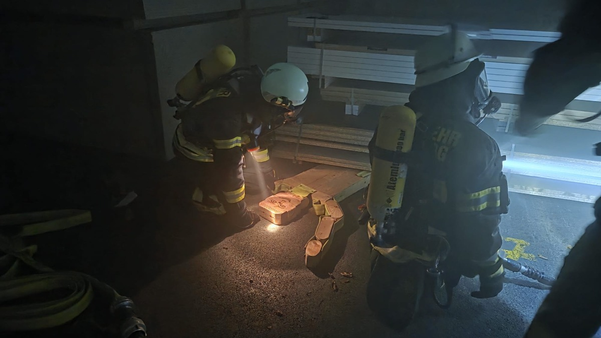 FW-AR: Löschzug Bruchhausen/Niedereimer trainiert Ernstfall mit Betriebsfeuerwehr - Foto: presseportal.de