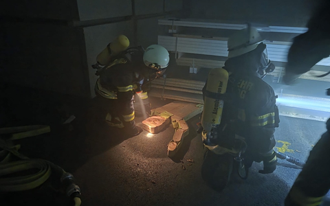FW-AR: Löschzug Bruchhausen/Niedereimer trainiert Ernstfall mit Betriebsfeuerwehr - Foto: presseportal.de