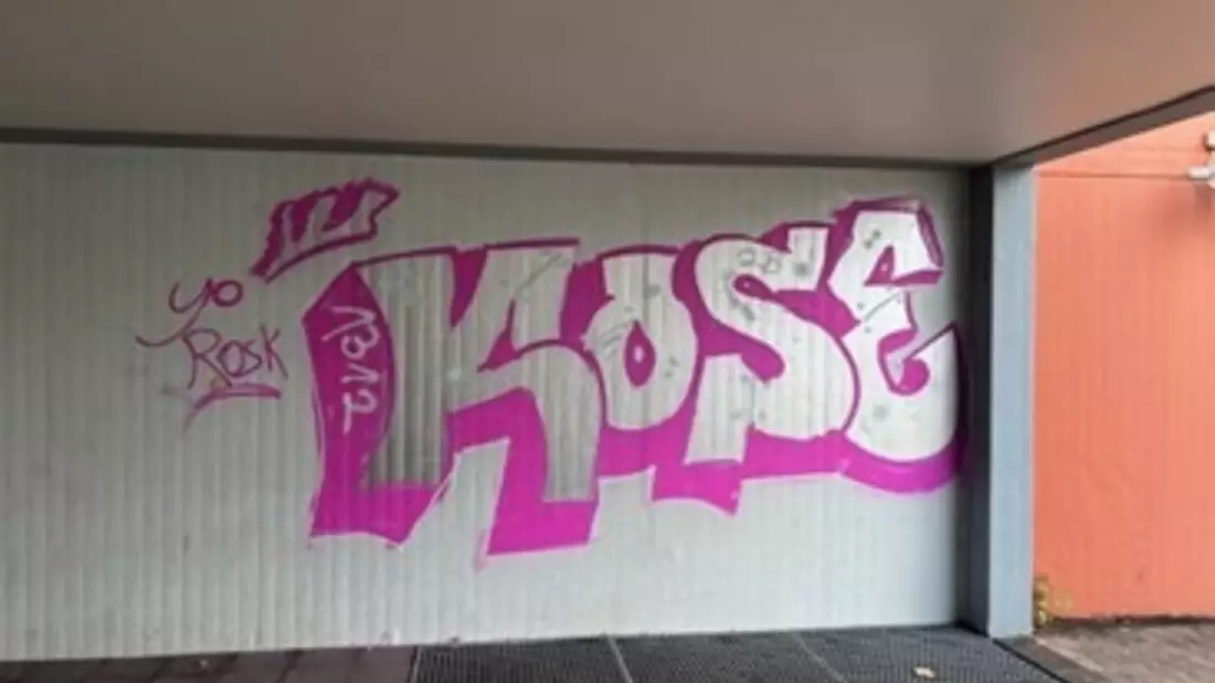 POL-PDTR: IGS-Hermeskeil - Täter beschmieren Hauswand mit Graffiti - Bild: presseportal.de