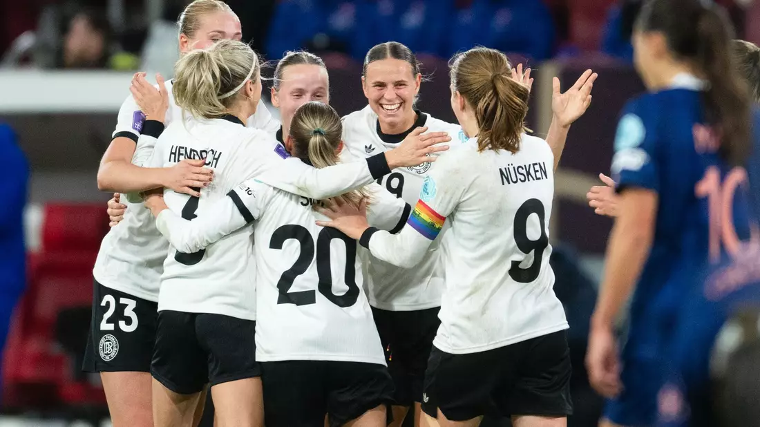 Kapitänin Giulia Gwinn möchte sich mit der deutschen Auswahl für die WM 2027 in Brasilien qualifizieren. (Archivbild) - Bild: Marius Becker/dpa