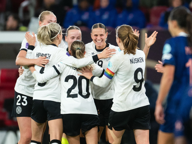 Das DFB-Team erinnerte vor dem Spiel auch an die verletzten Lena Oberdorf und Giovanna Hoffmann. - Foto: Marius Becker/dpa