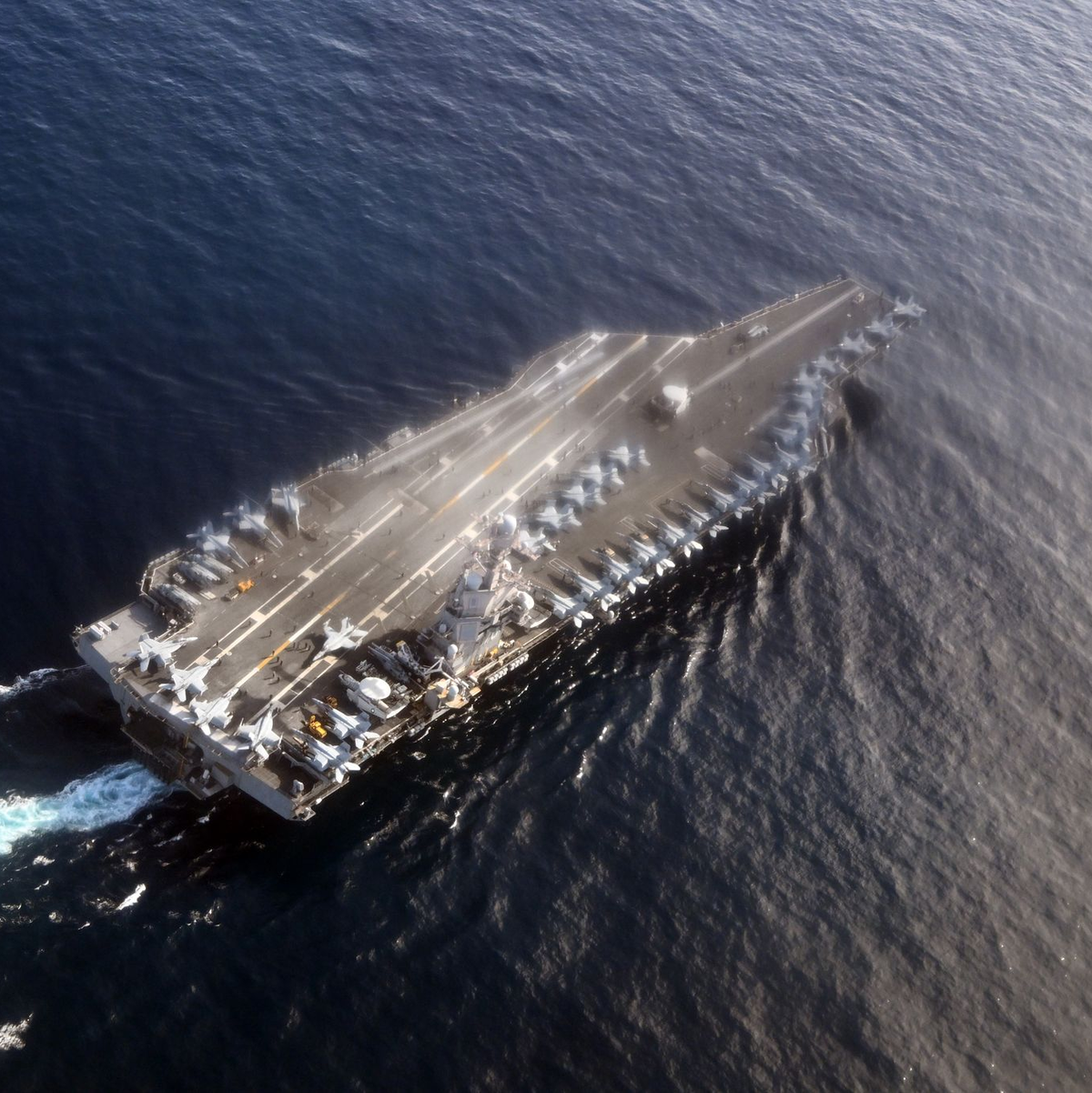 Der Flugzeugträger «USS Gerald R. Ford» und der dazugehörige Verband sollen nach Lateinamerika. (Archivbild) - Foto: Federico Gambarini/dpa