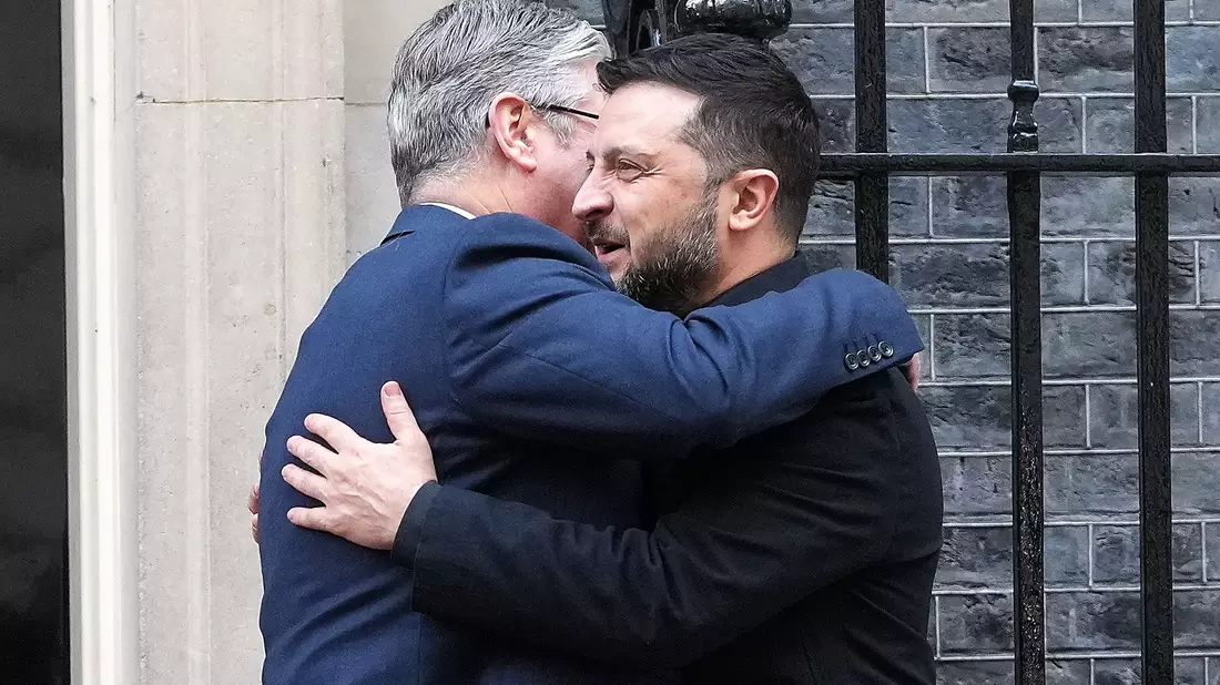 Der britische Premier Starmer sicherte Selenskyj weitere Unterstützung zu. - Bild: Kirsty Wigglesworth/Pool AP/AP/dpa