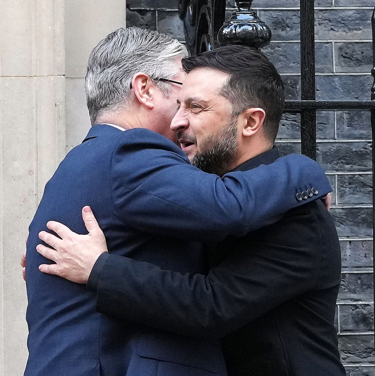 Der britische Premier Starmer sicherte Selenskyj weitere Unterstützung zu. - Foto: Kirsty Wigglesworth/Pool AP/AP/dpa
