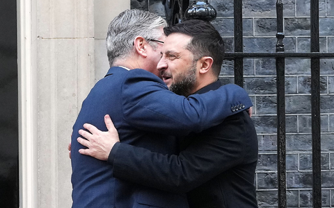 Der britische Premier Starmer sicherte Selenskyj weitere Unterstützung zu. - Foto: Kirsty Wigglesworth/Pool AP/AP/dpa