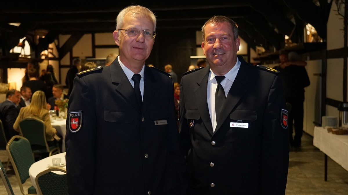POL-ROW: Feierliche Amtseinführung: Dieter Klingforth übernimmt Staffelstab von Jörg Wesemann - Foto: presseportal.de