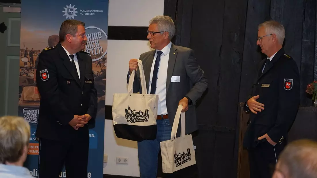 POL-LG: Wechsel an der Spitze der Polizeiinspektion Rotenburg: Dieter Klingforth übernimmt Staffelstab von Jörg Wesemann - Bild: presseportal.de