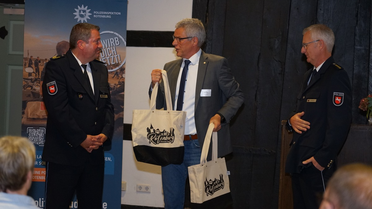 POL-LG: Wechsel an der Spitze der Polizeiinspektion Rotenburg: Dieter Klingforth übernimmt Staffelstab von Jörg Wesemann - Foto: presseportal.de