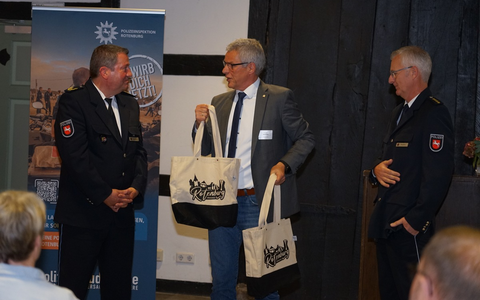 POL-LG: Wechsel an der Spitze der Polizeiinspektion Rotenburg: Dieter Klingforth übernimmt Staffelstab von Jörg Wesemann - Foto: presseportal.de