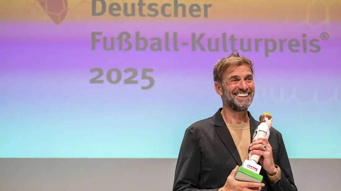Jürgen Klopp wurde mit dem Walther-Bensemann-Preis ausgezeichnet. - Bild: Pia Bayer/dpa