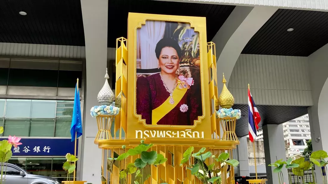 Thailand feiert den Geburtstag der Ex-Königin traditionell als Muttertag. (Archivbild) - Bild: Carola Frentzen/dpa