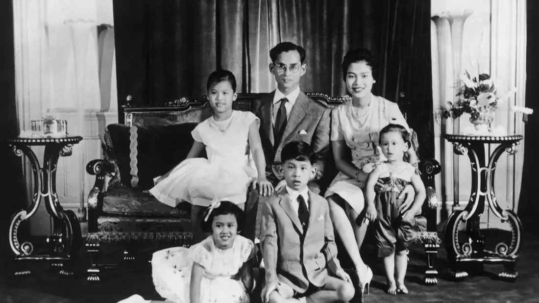 Mit König Bhumibol hatte Sirikit vier Kinder. (Archivbild) - Bild: Royal Household Bureau/dpa