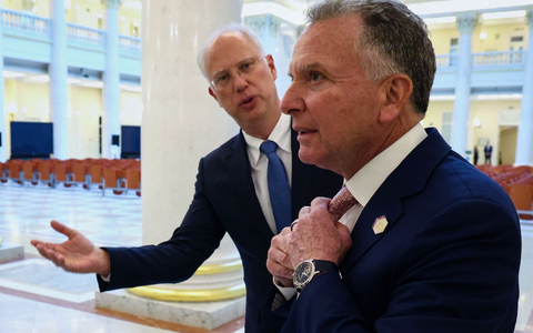 Kreml-Unterhändler Dmitrijew und der US-Sondergesandte Witkoff sollen den Friedensplan ausgearbeitet haben. (Archivbild) - Foto: Vyacheslav Prokofyev/Pool Sputnik Kremlin/AP/dpa