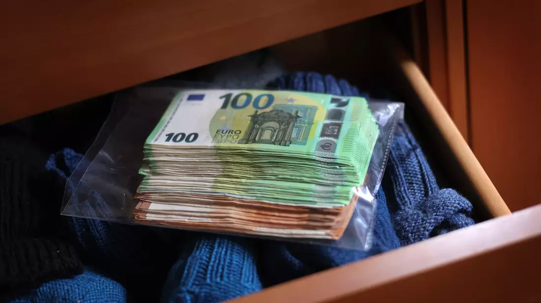 Sparer hierzulande bevorzugen Giro- und Tagesgeldkonten als Geldparkplätze. Vielfach wird aber auch Bargeld zu Hause verwahrt. (Symbolbild) - Bild: Karl-Josef Hildenbrand/dpa