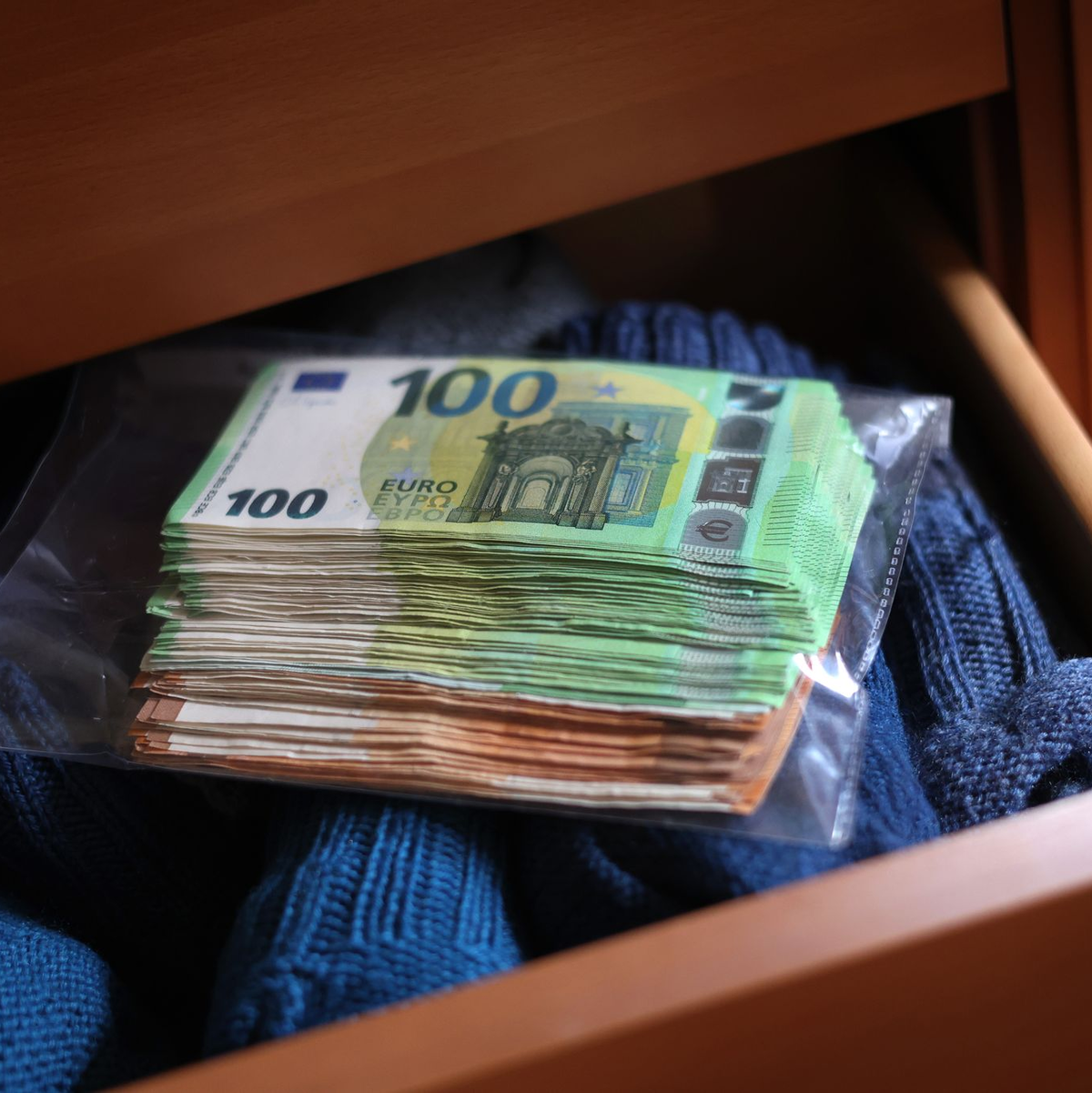 Sparer hierzulande bevorzugen Giro- und Tagesgeldkonten als Geldparkplätze. Vielfach wird aber auch Bargeld zu Hause verwahrt. (Symbolbild) - Foto: Karl-Josef Hildenbrand/dpa