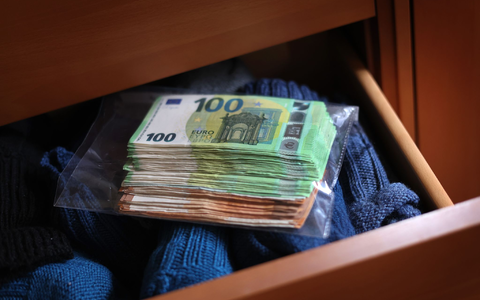 Sparer hierzulande bevorzugen Giro- und Tagesgeldkonten als Geldparkplätze. Vielfach wird aber auch Bargeld zu Hause verwahrt. (Symbolbild) - Foto: Karl-Josef Hildenbrand/dpa