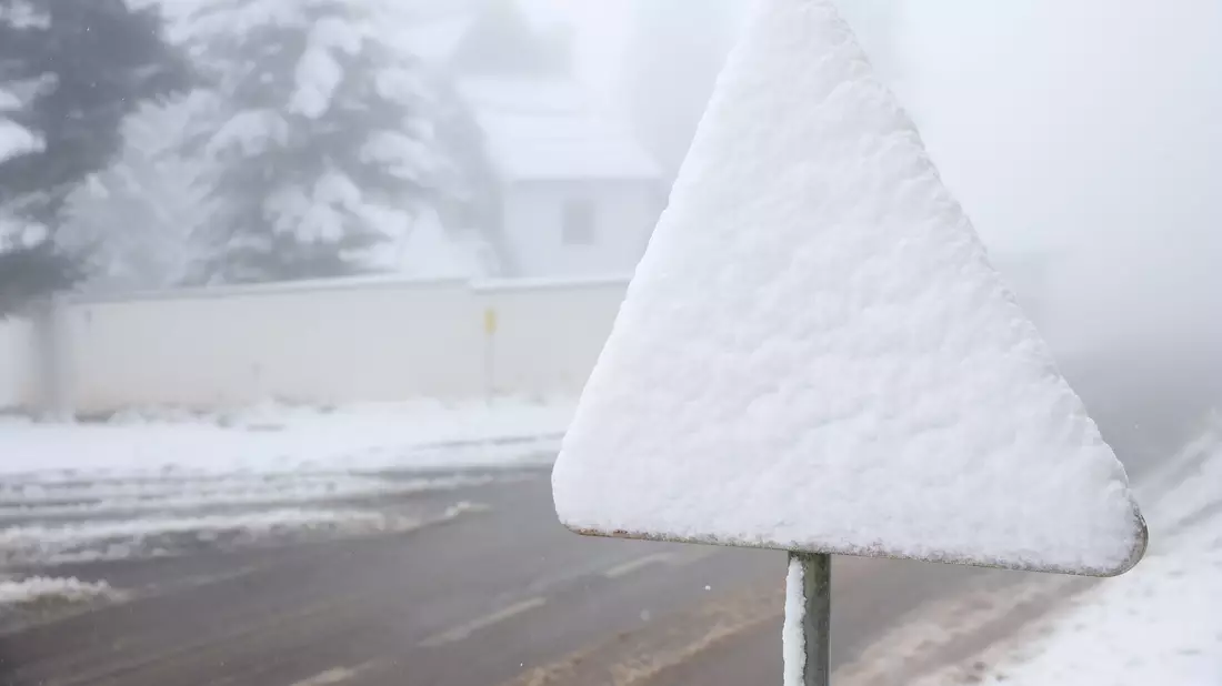 Einige Prognosen warnen vor einem Jahrhundertwinter - doch lässt sich so etwas überhaupt vorhersagen? (Symbolbild) - Bild: Armin Durgut/AP/dpa