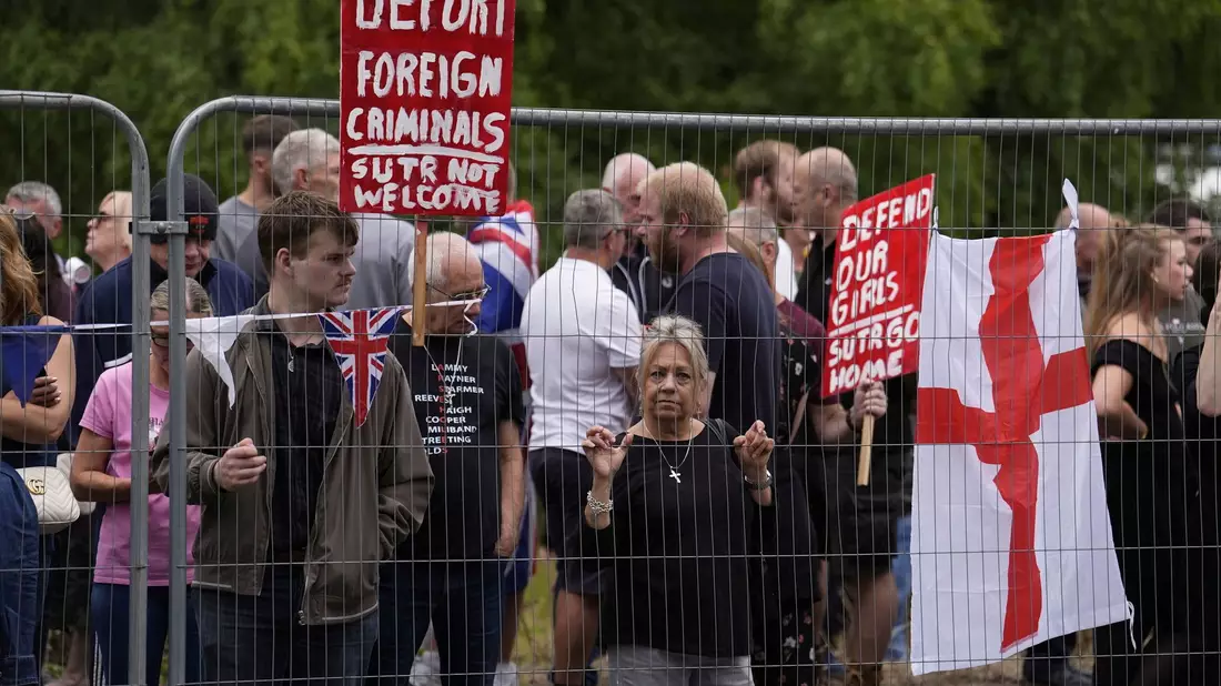 Der Fall eines Asylbewerbers, der eine 14-Jährige im englischen Epping belästigte, wurde zum Anlass für wochenlange Proteste. (Archivfoto)  - Bild: Jordan Pettitt/PA/AP/dpa