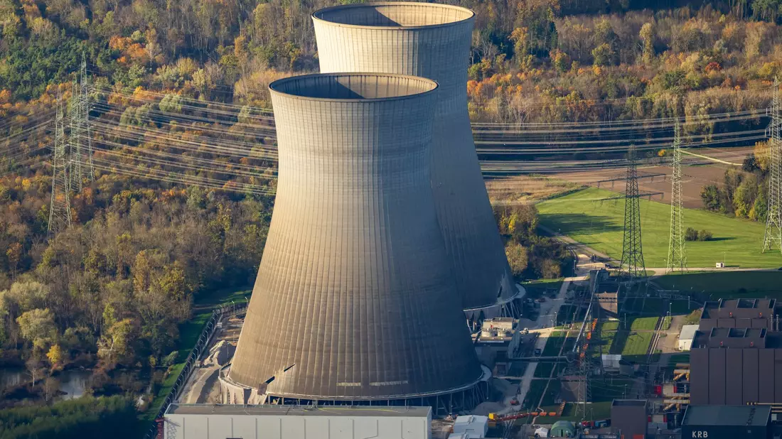 Die beiden Kühltürme des früheren Kernkraftwerks Gundremmingen sind gesprengt worden. (Archivbild) - Bild: Peter Kneffel/dpa