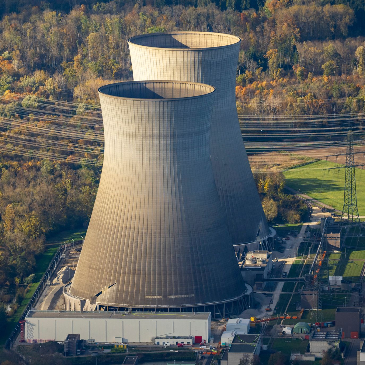 Die beiden Kühltürme des früheren Kernkraftwerks Gundremmingen sind am Samstag gesprengt worden. - Foto: Peter Kneffel/dpa